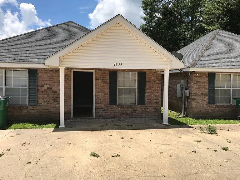 43175 Remington Dr — Photo 1