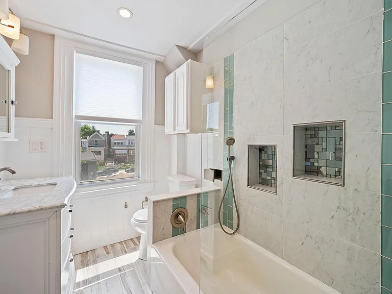 567 Dupont St — Photo 19