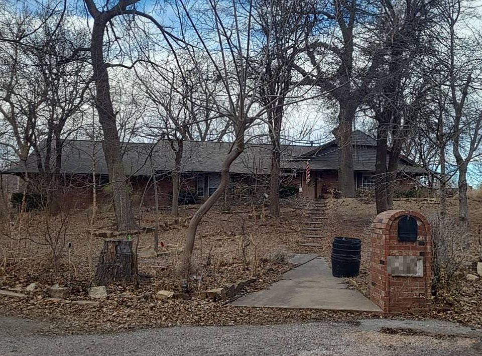 1st image of 6 Woodlands Dr