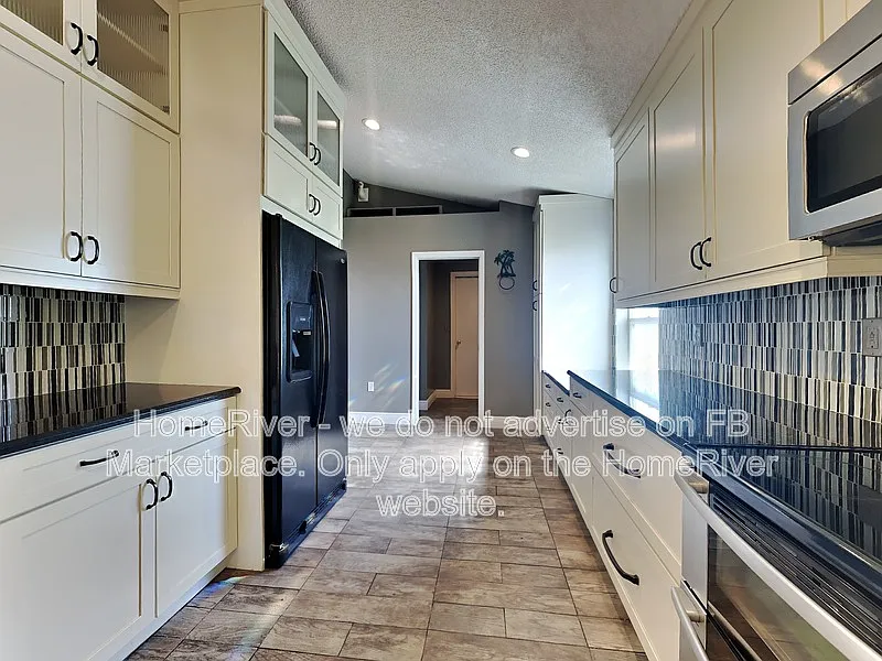 3 bed, 2.0 bath, 1874 sqft, $2,500 — Photo 4
