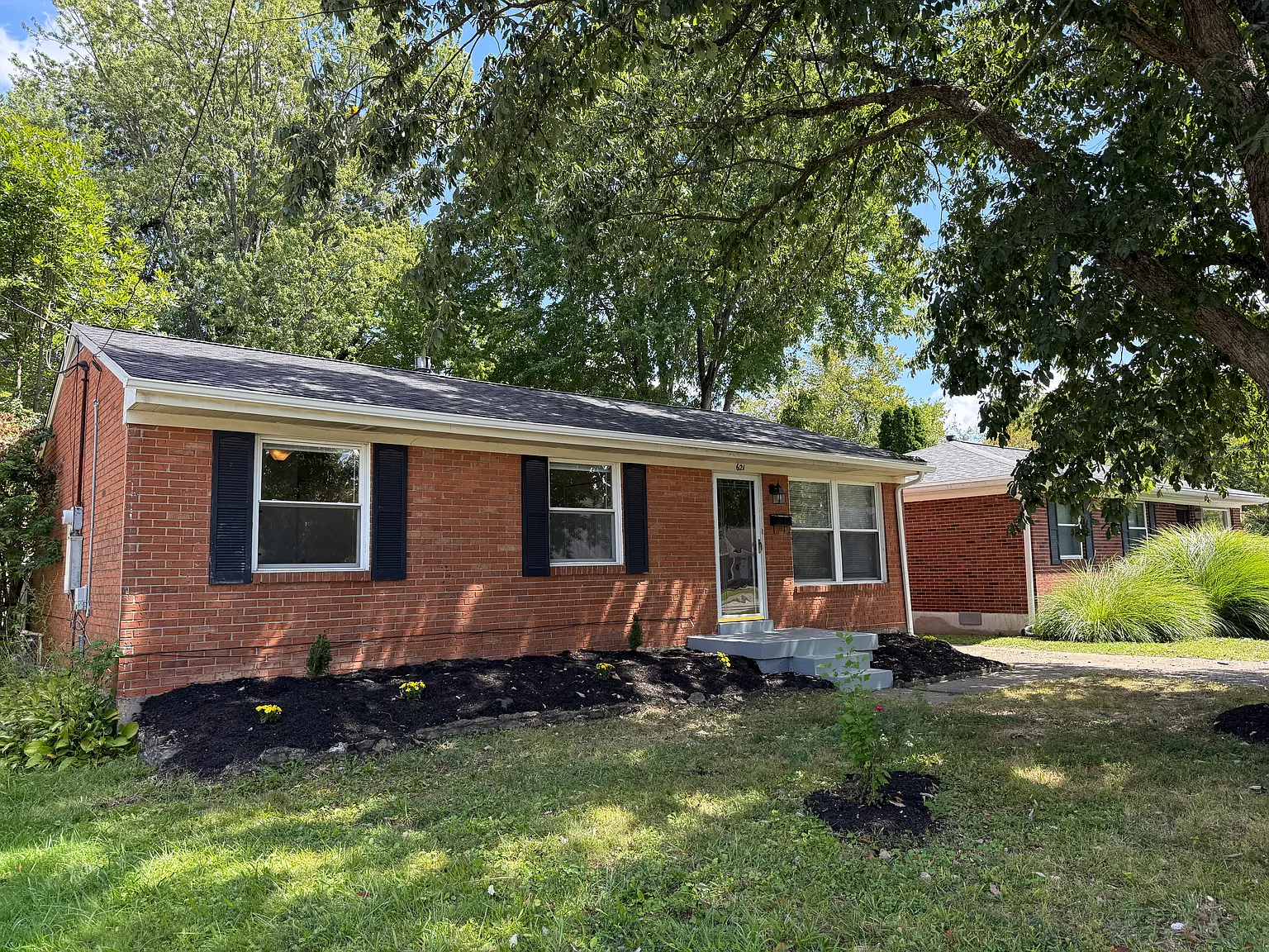 3 bed, 1000 sqft, $1,900 — Photo 2