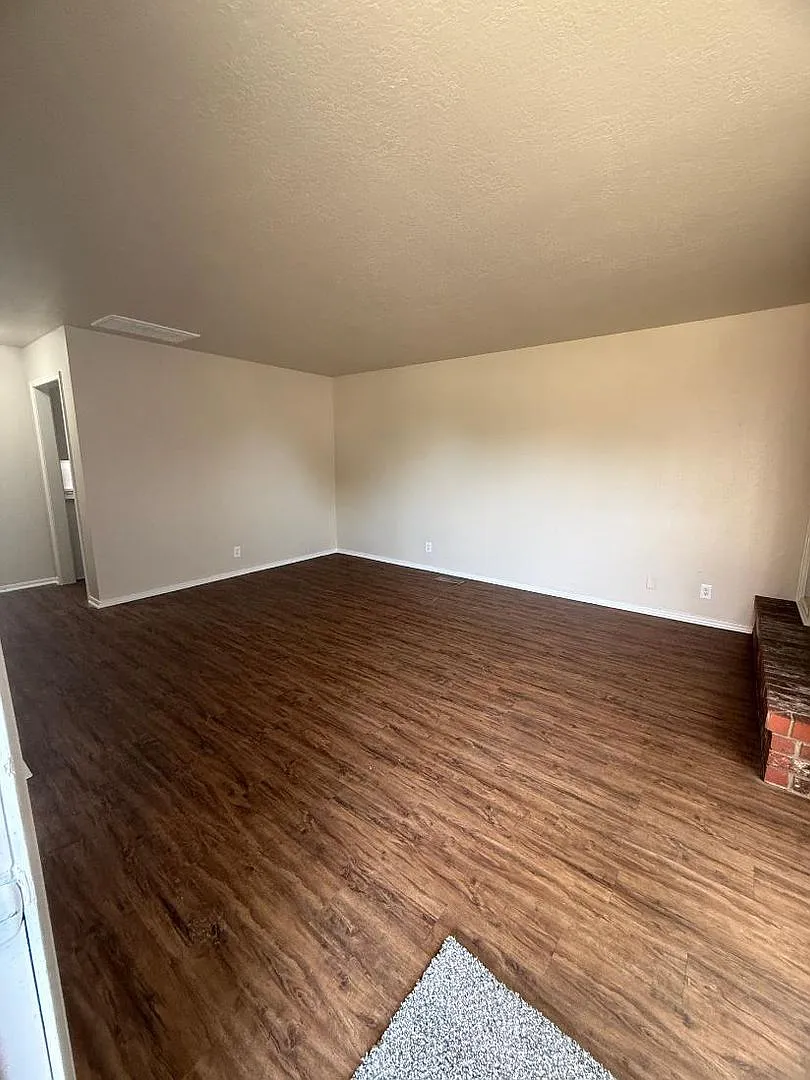 Spacious duplex in Norman available NOW! — Photo 3