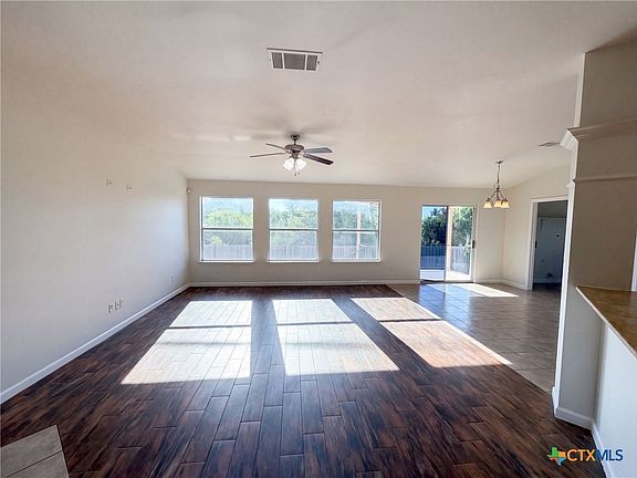 3rd image of 707 Pumpkin Dr