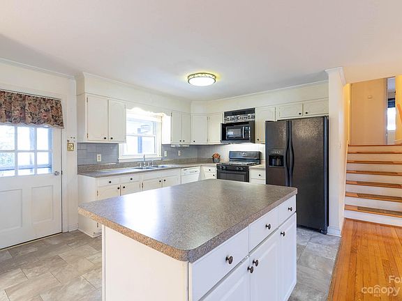 3rd image of 2133 Wentworth Dr