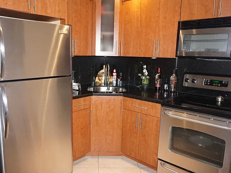 150 SW 10th St #3 — Photo 1