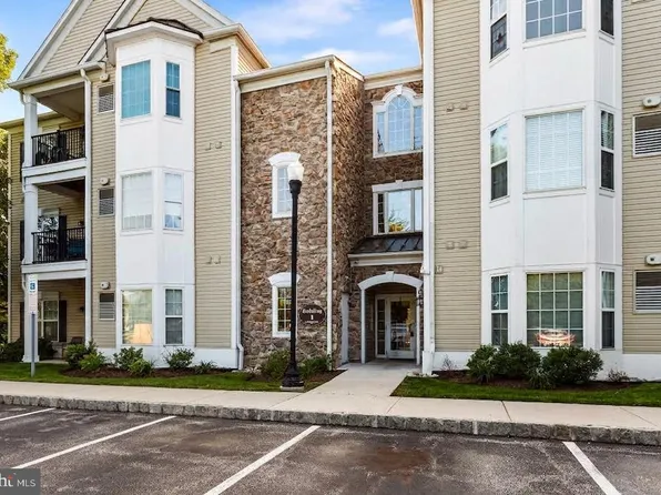 124 Creekside Dr Unit 8, Brookhaven, PA 19015