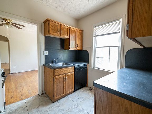 4th image of 3016 S Moreland Blvd