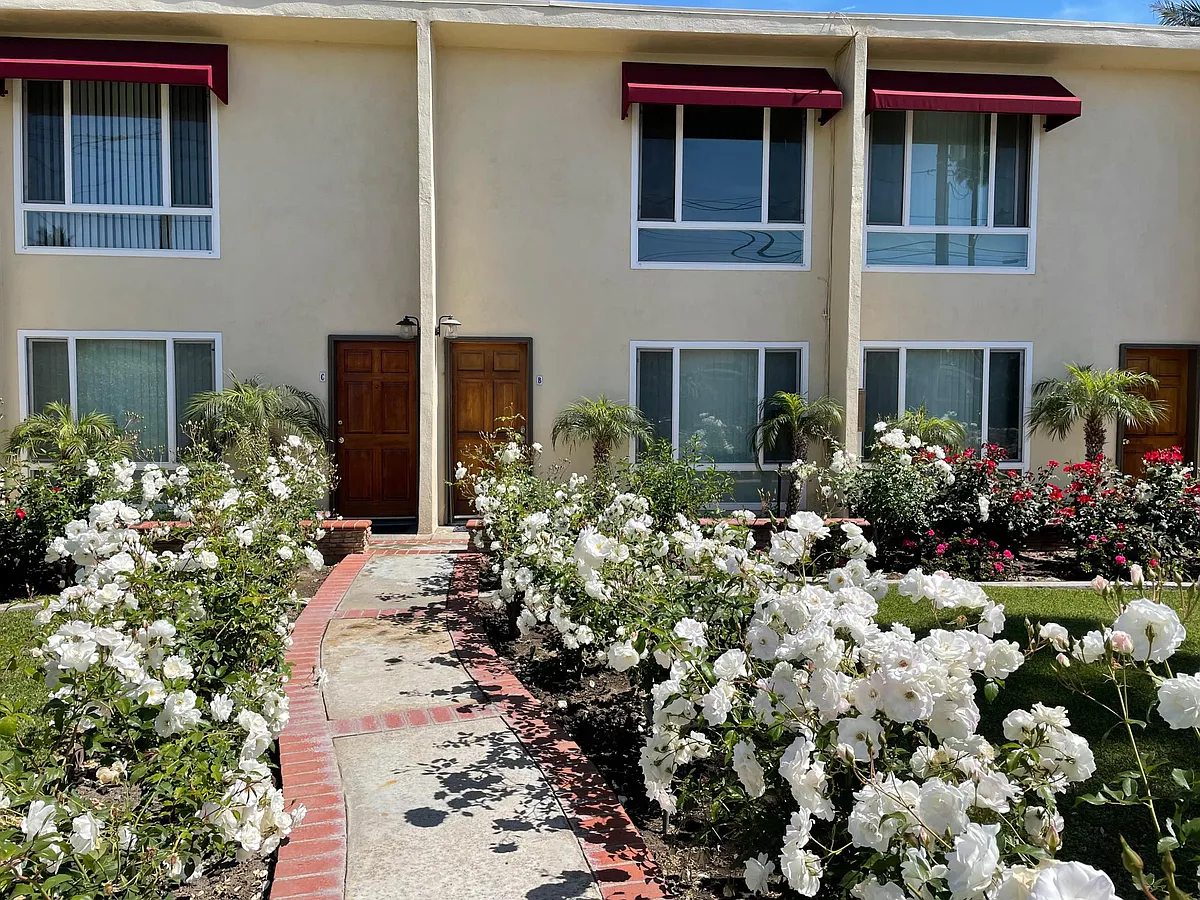 Building Photo - 2346 Santa Ana Ave