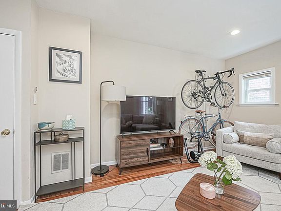 4th image of 2310 Lombard St APT 2