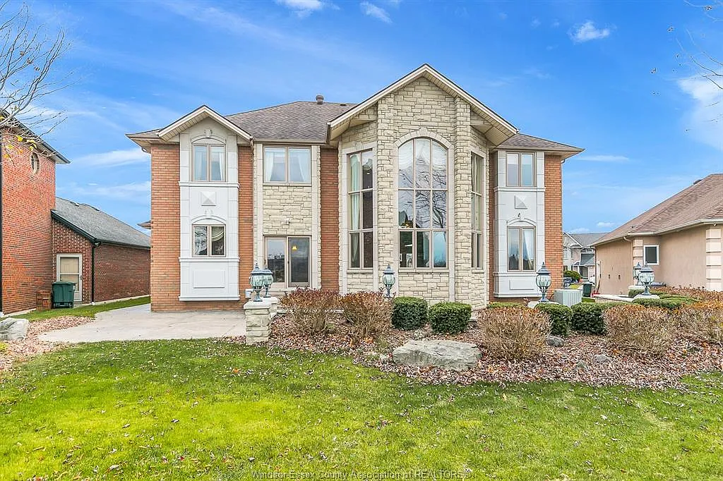 Building Photo - 1585 Stoneybrook Cres