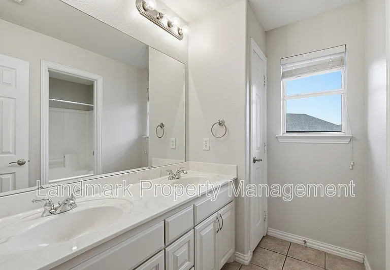 2115 Lexington Dr — Photo 23