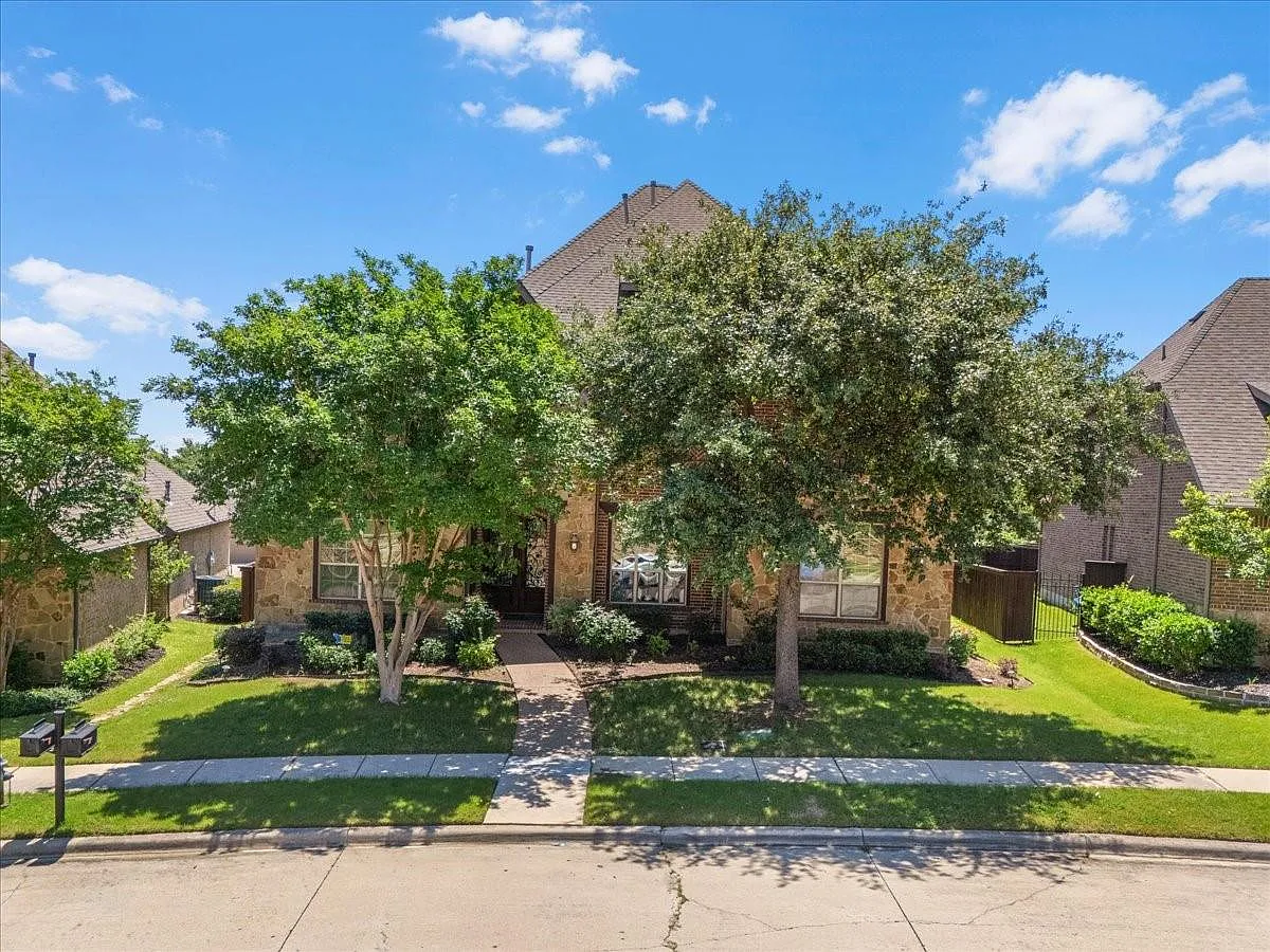 6 bed, 5.5 bath, 5013 sqft, $5,360 — Photo 2