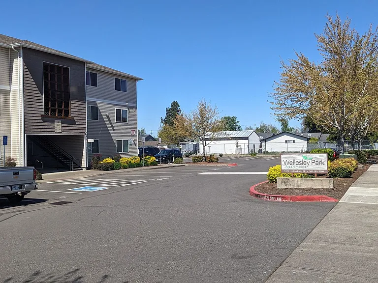 Wellesley Park Apartments — Photo 3