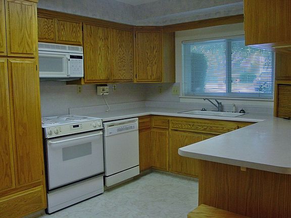 kitchen has pull out in all cabinets
