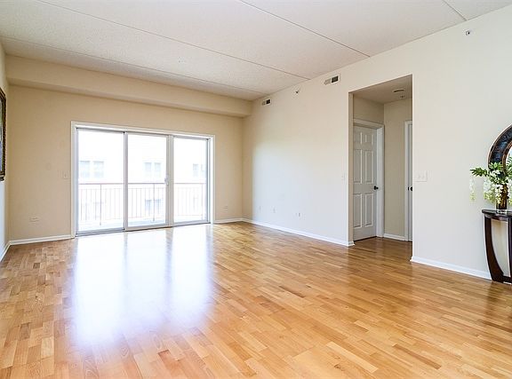 3rd image of 819 Graceland Ave APT 501