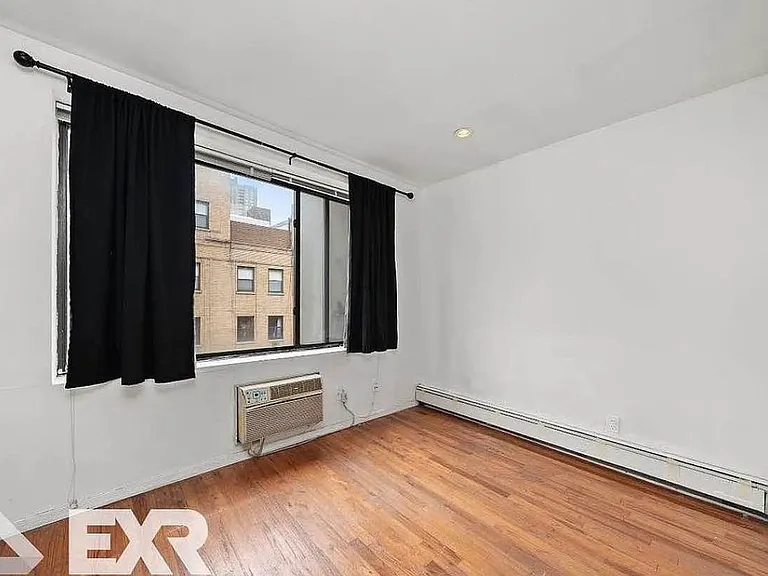 530 W 47th St #3B — Photo 4