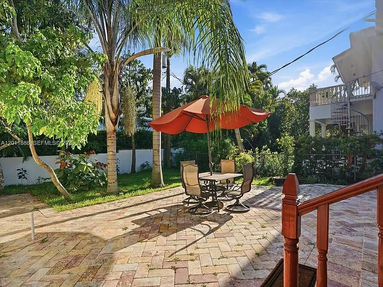 1137 Asturia Ave — Photo 12