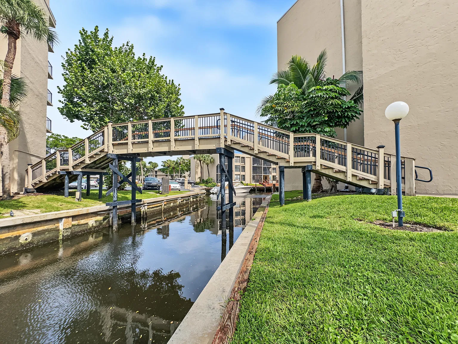 2 bed, 2.0 bath, 1095 sqft, $2,950 — Photo 2