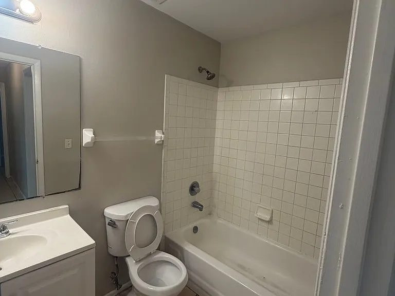 160 Edgewater Cir — Photo 13
