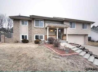 16718 Pierce Cir, Omaha, NE 68130