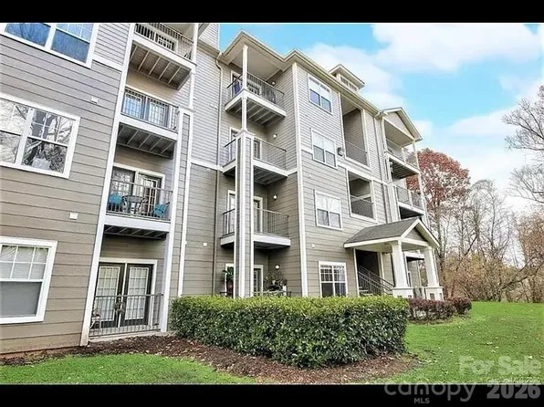 300 Vista Lake Dr APT 3, Candler, NC 28715