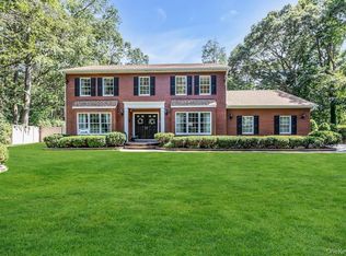 1 Damaris Ct, Bayport, NY 11705