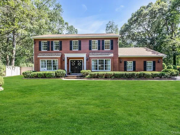 1 Damaris Court, Bayport, NY 11705