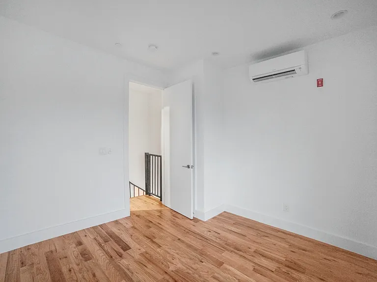 860 E 35th St #4 — Photo 12