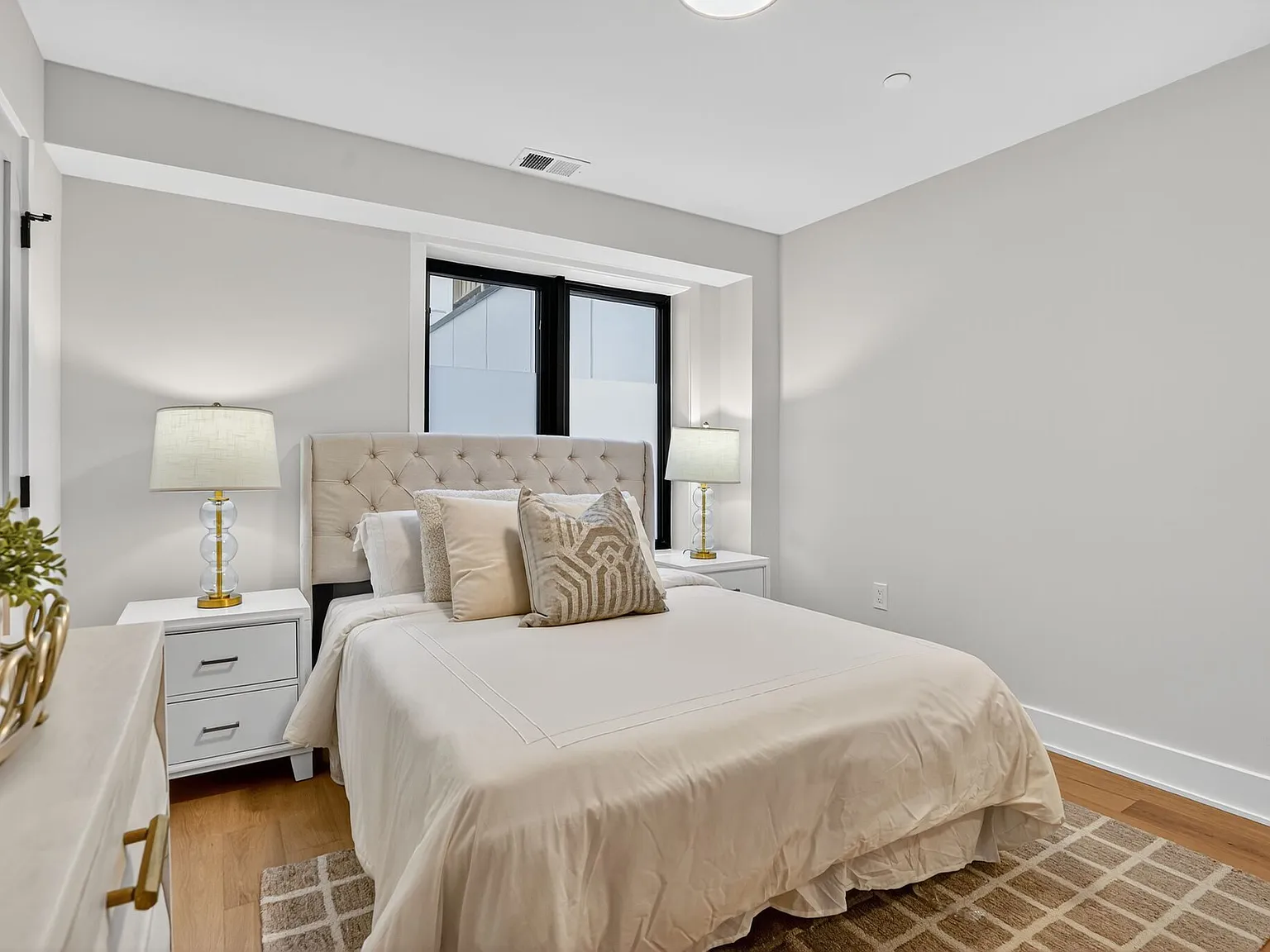 2 bed, 1003 sqft, $3,400 — Photo 3