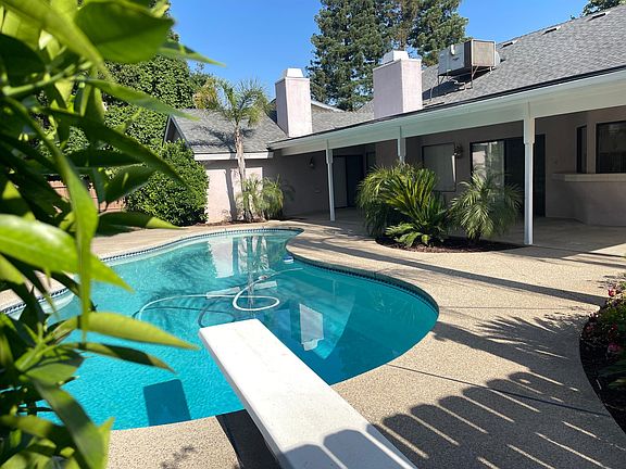 Swiming pool with diving board