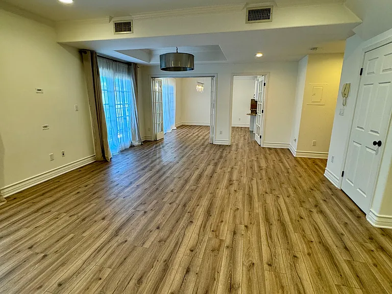 1253 Granville Ave #5 — Photo 2