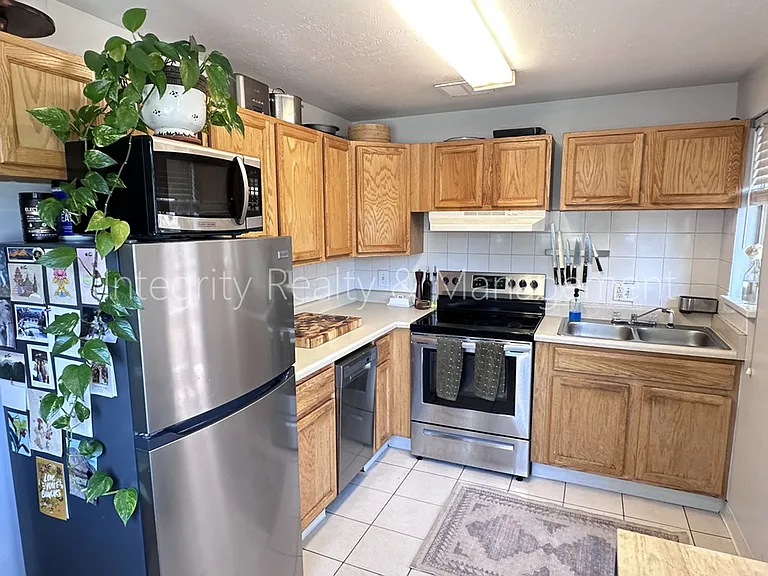 2047 Meade St — Photo 7