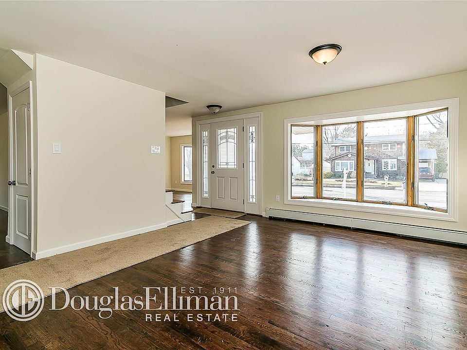 1st image of 11 Ambassador Ln