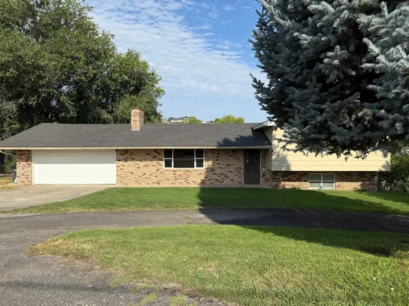 204 Hillcrest Dr, Selah, WA 98942