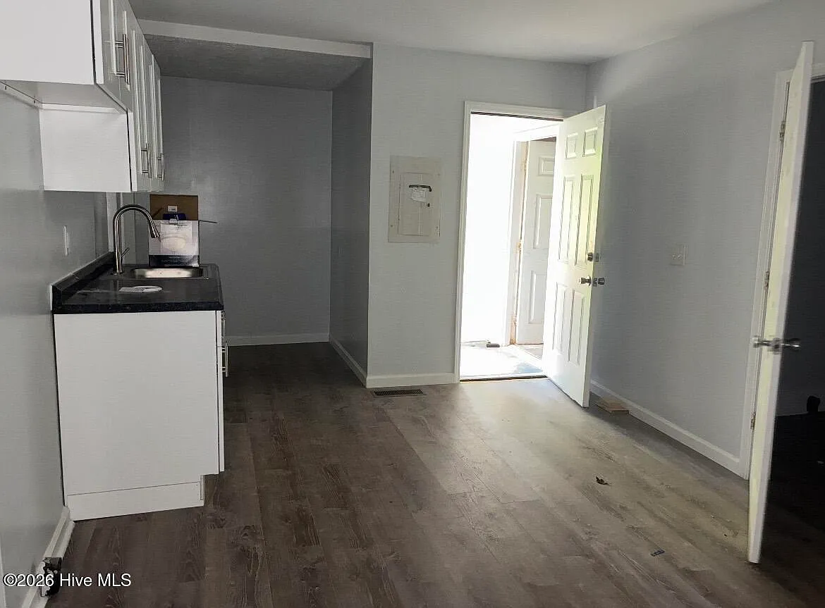2 bed, 1.0 bath, $950 — Photo 3