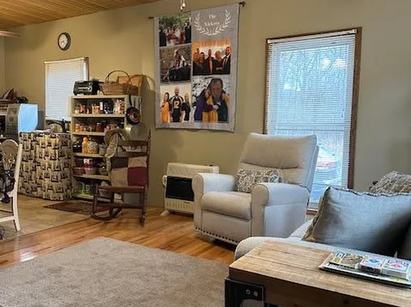 5166 New River Rd, Hinton, WV 25951