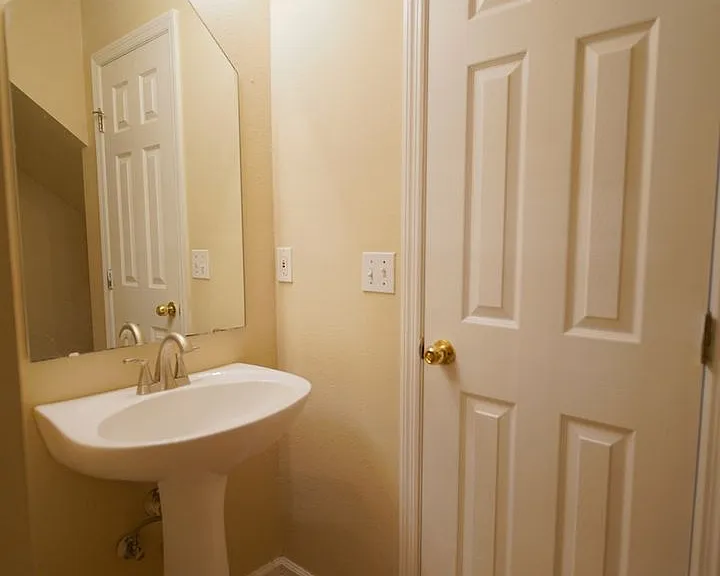 847 W Georgia St — Photo 12