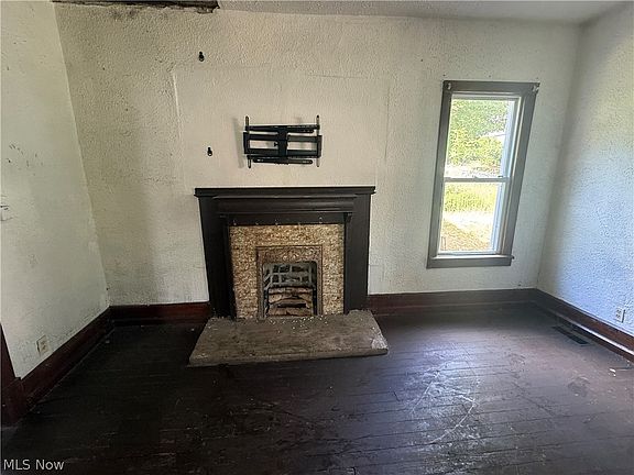 3rd image of 34 N Montgomery Ave