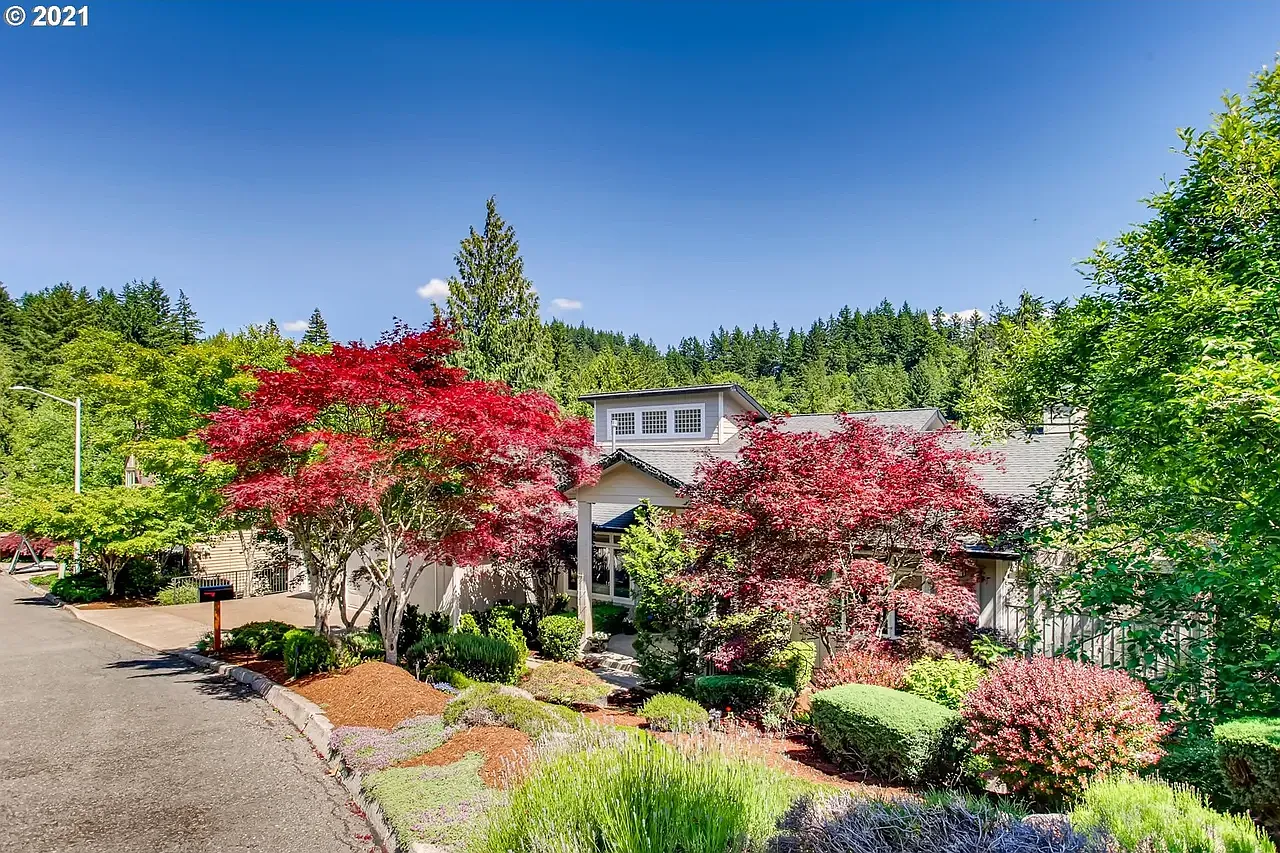 6 bed, 3.5 bath, 5000 sqft, $5,900 — Photo 2