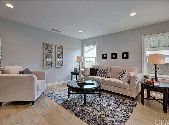 3rd image of 802 N Doan Dr