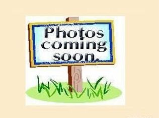 16 Meander Ln, Levittown, NY 11756