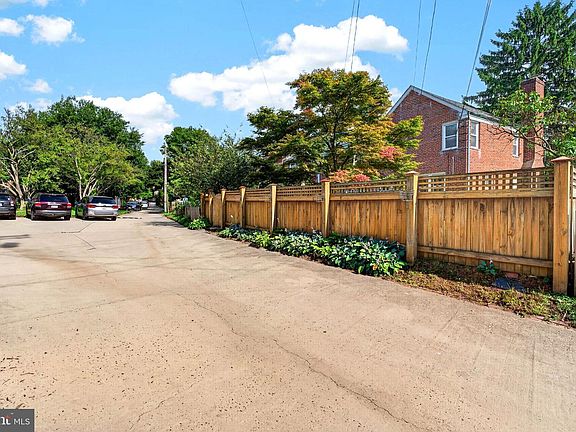 4th image of 214 Gaywood Rd