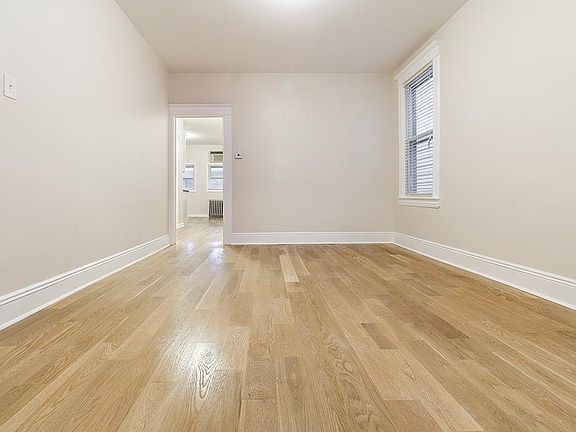 4th image of 44 E 36th St