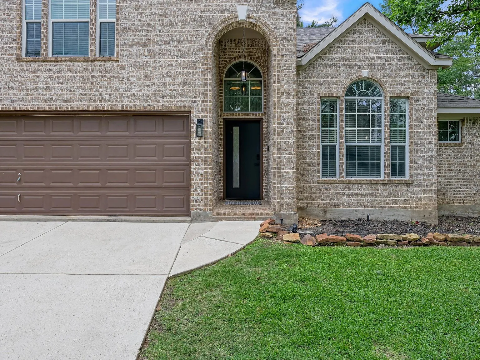 4 bed, 2.5 bath, 2257 sqft, $2,500 — Photo 2