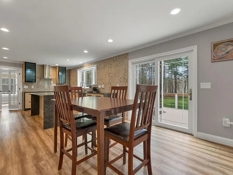 40 Mary Ann Ave — Photo 32