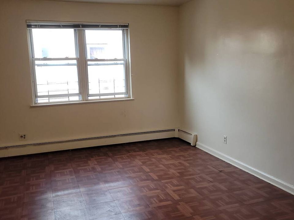 2nd image of 2760 Matthews Ave #2