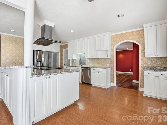 5th image of 18409 Saint Charles Ln
