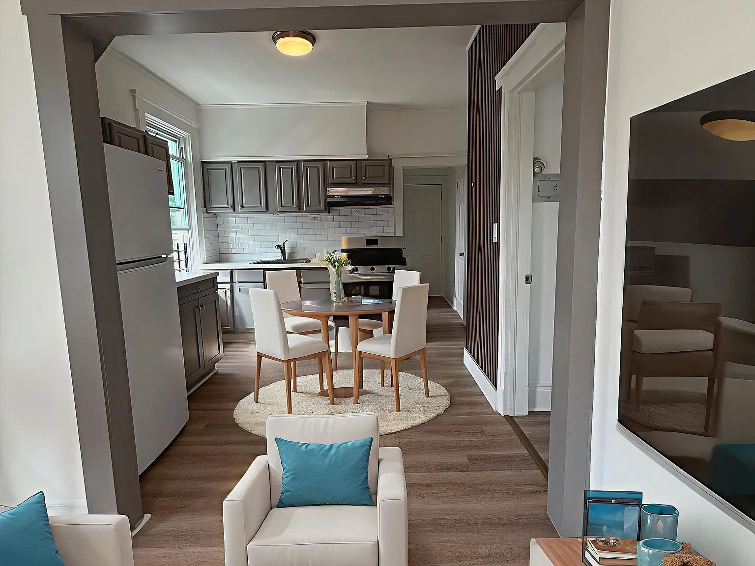 2 bed, 700 sqft, $2,200 — Photo 1