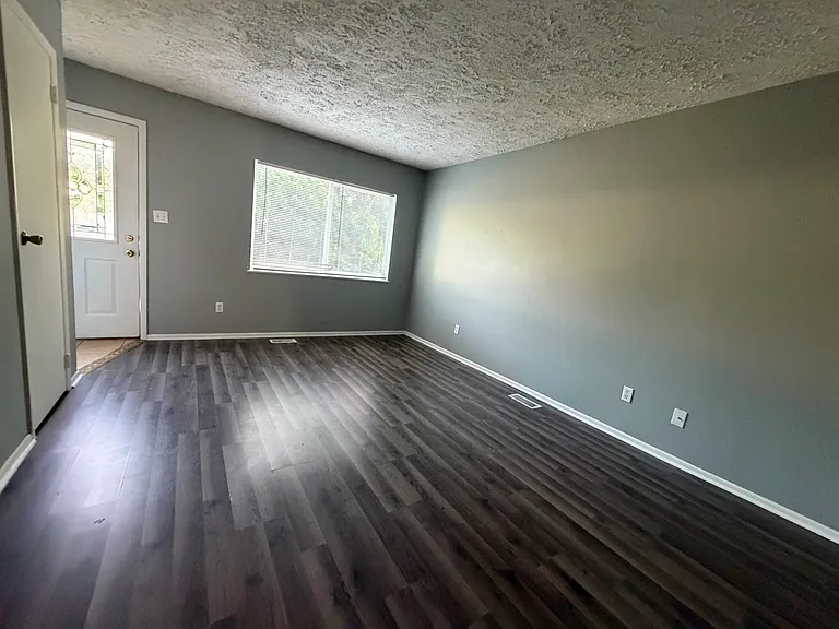 9401 Rochelle Dr — Photo 8