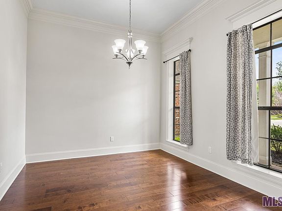 4th image of 653 Portula Ave